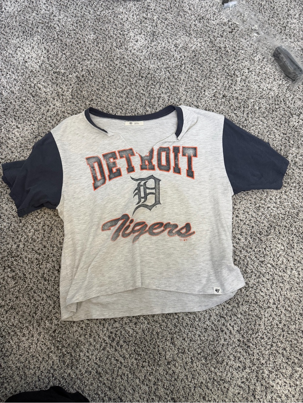 Detroit Tigers Crop Tee - Gray & Navy